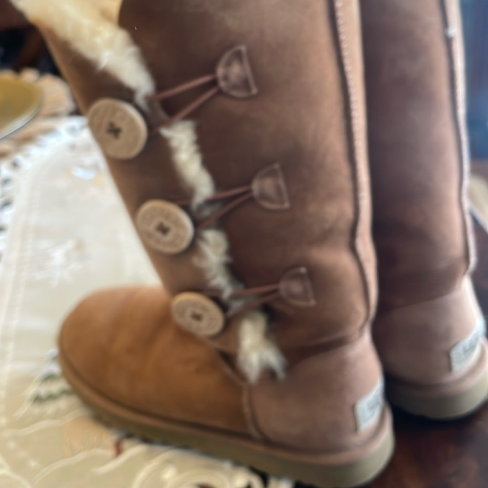 Uggs like new worn a few times